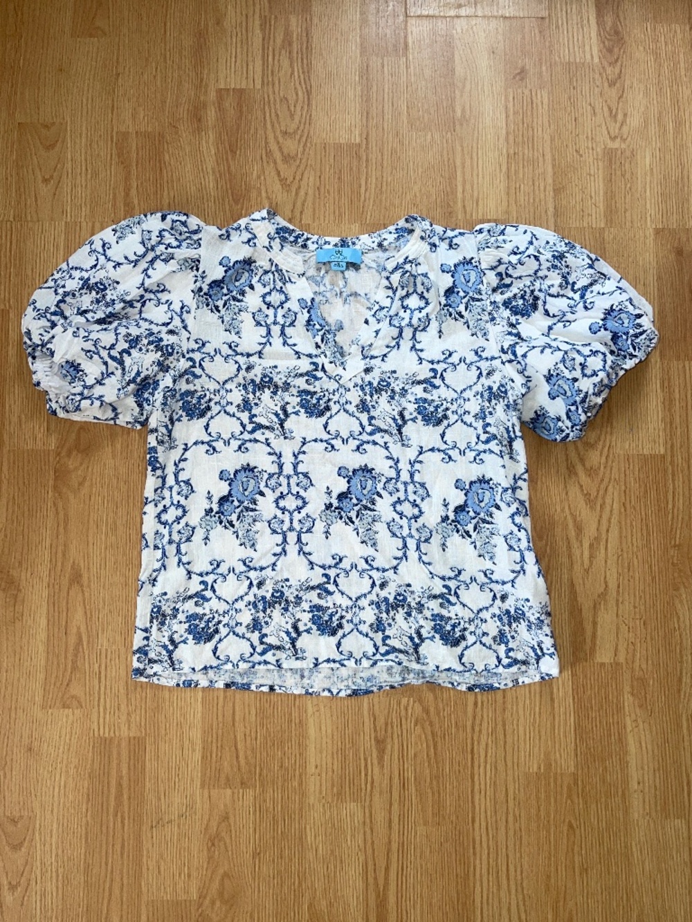 CeCe Blue & White Victorian Print Short Puff Sleeve Blouse Top Size Medium